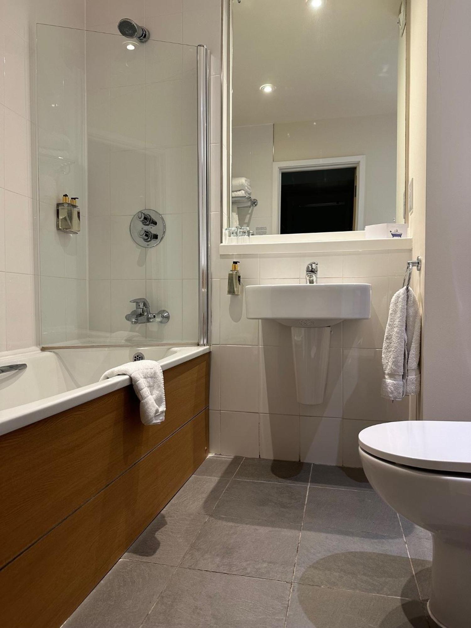 De Vere Cotswold Water Park Apartments Cirencester Ngoại thất bức ảnh